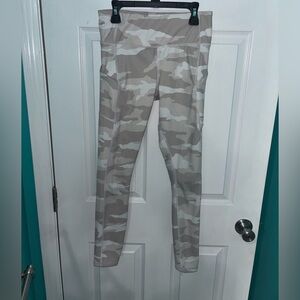 Women's Athleta Elation 7/8 Tight Grey Camo Active Crop Leggings Sz. Xs